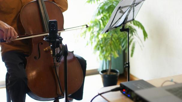 マイクとチェロ　宅録 自宅,録音,宅録の写真素材