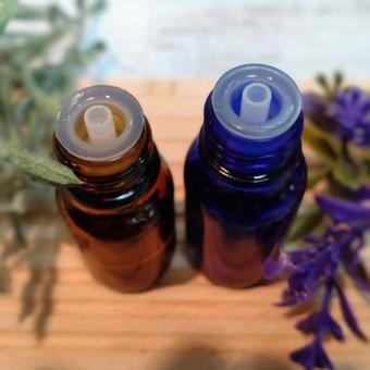 開封したアロマオイルのボトル アロマ,アロマオイル,ボトルの写真素材