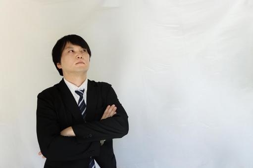 上を見つめる男性 ビジネスマン,男性,考えるの写真素材