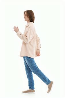 歩く横向きの外国人男性 歩く横向きの外国人男性の写真