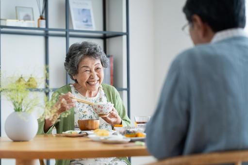 朝食を食べるシニアの夫婦 朝食を食べるシニアの夫婦 食事,シニア,高齢者の写真素材