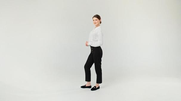 カメラ目線の白シャツの女性 カメラ目線の白シャツの女性の写真