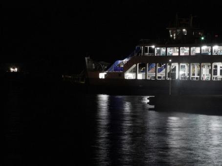 夜の広島港散歩、波が静かな瀬戸内海 夜,夜景,港の写真素材