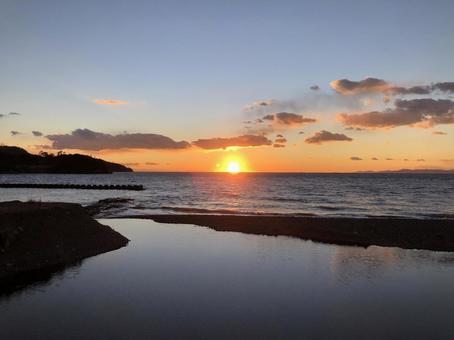 夕日が水平線に沈んでいく瞬間 夕日が水平線に沈んでいく瞬間 夕日,夕焼け,夕暮れの写真素材