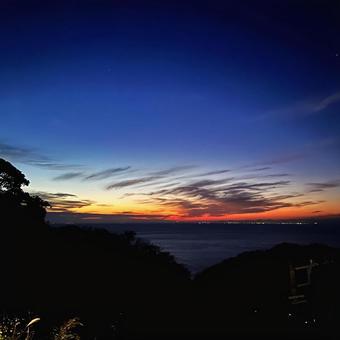 グラデーションが美しい夕焼け空と海 グラデーションが美しい夕焼け空と海の写真