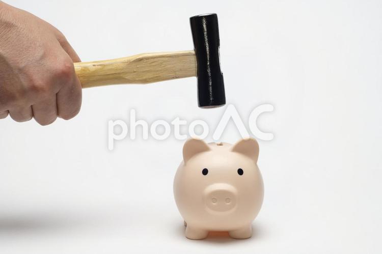 振り下ろされたハンマーと豚の貯金箱 貯金,貯蓄,貯金箱の写真素材