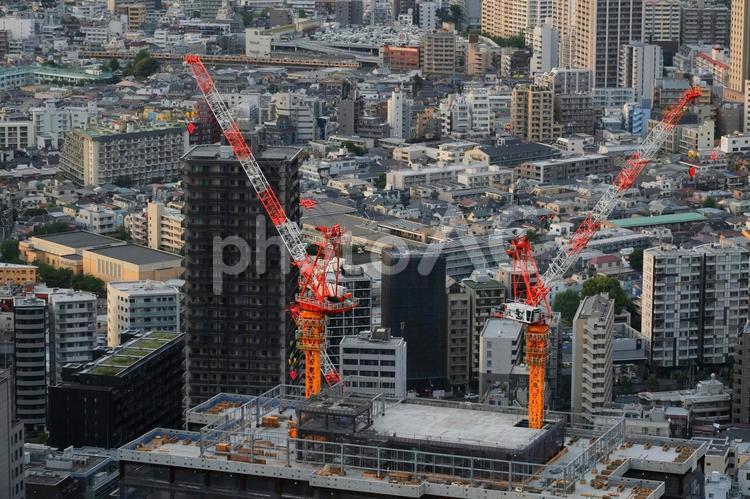 クレーンのある都市風景 クレーン,ビル,都市の写真素材