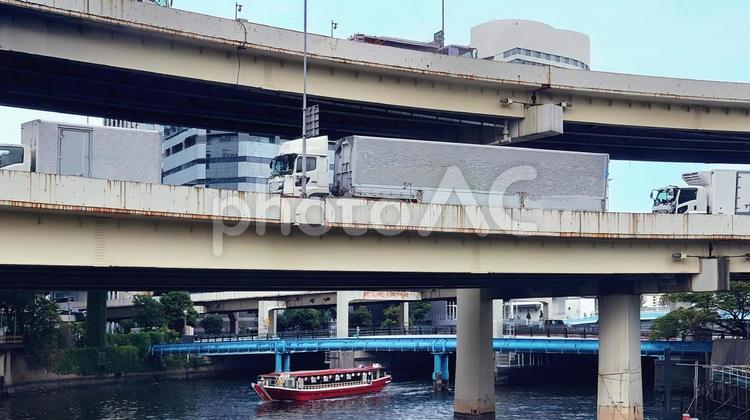 首都高速浜崎橋ジャンクション 運河屋形船 首都高,浜崎橋,ジャンクションの写真素材