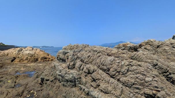 岩と砂浜が織りなす海岸線-10 大角海浜公園,今治市,瀬戸内海の写真素材