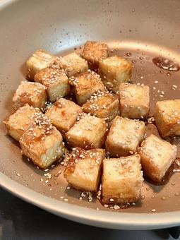 厚揚げの甘辛にんにくごま照り焼き ご飯,料理,おうちごはんの写真素材