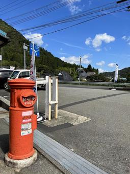 京都美山の古い形のポスト ポスト,丸型ポスト,郵便の写真素材