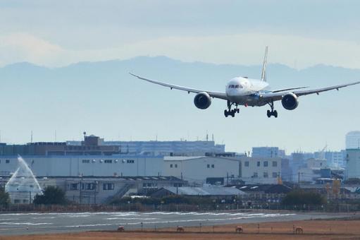 大阪国際空港で離発着する旅客機 大阪国際空港で離発着する旅客機 大阪国際空港,伊丹空港,旅客機の写真素材