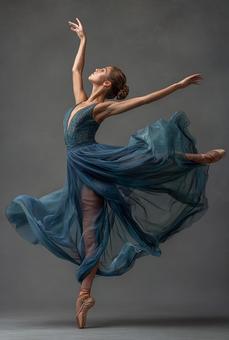 躍動感あふれるバレリーナのポートレート 躍動感あふれるバレリーナのポートレートの写真
