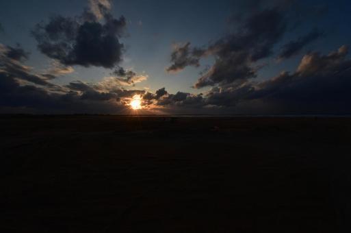 夕陽と流れる雲の写真