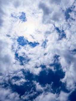 雲の切れ間から差し込む希望の光 雲の切れ間から差し込む希望の光 空,雲,光の写真素材