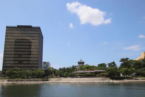 北九州市役所と小倉城、 北九州市役所と小倉城、 北九州市,北九州市役所,小倉北区の写真素材