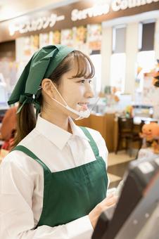 スーパーのレジで会計をする女性 スーパーのレジで会計をする女性 スーパー,女性,日本人の写真素材