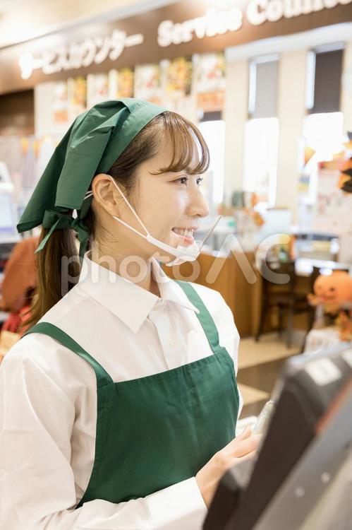 スーパーのレジで会計をする女性 スーパー,女性,日本人の写真素材