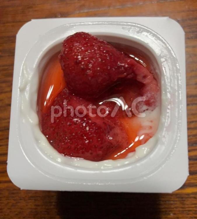 ビオヨーグルトに苺のシロップ漬け　1　 いちご,ビオヨーグルト,苺のシロップ漬けの写真素材
