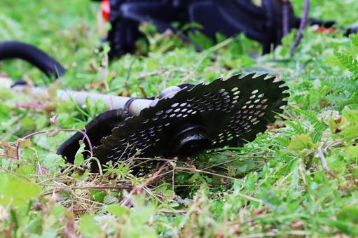 使い込まれた刈払機の回転鋸(磨耗欠損) 使い込まれた刈払機の回転鋸(磨耗欠損) 刈払機,背負式刈払機,草刈機の写真素材