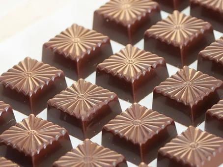 模様入りチョコレートの整列 チョコレート,ビターチョコ,模様の写真素材