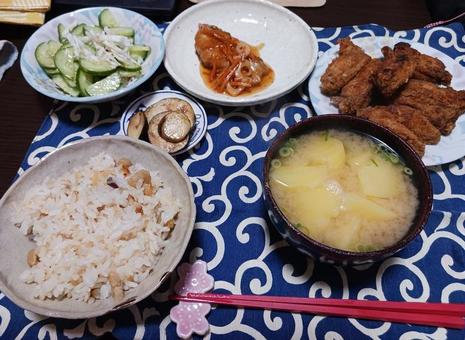 ご飯も味噌汁も芋だらけ ごはん,味噌汁,夕食の写真素材