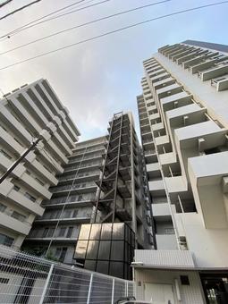東京・亀戸で見上げたマンション 東京・亀戸で見上げたマンション マンション,建物,中高層建築の写真素材