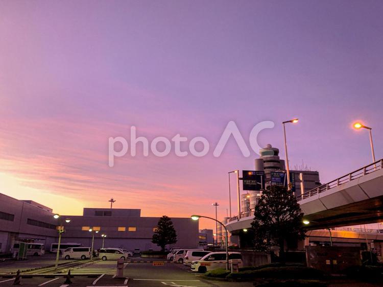 羽田空港のとある場所から 夕焼け,建物,羽田空港の写真素材