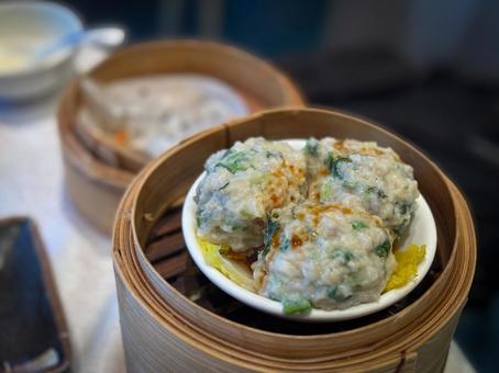 竹せいろで蒸した中華風肉団子点心の写真