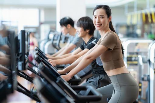 スポーツジムでトレーニングをする若い男女 スポーツジム,フィットネス,ダイエットの写真素材