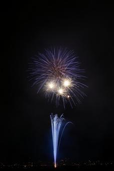 打ち上げ花火が開く瞬間03 打ち上げ花火が開く瞬間03 花火,打ち上げ花火,花火大会の写真素材