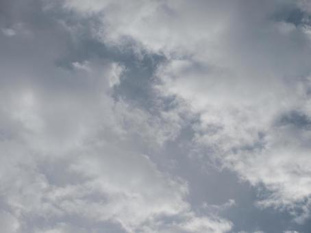 雨雲を切り裂く薄青い空 雨雲を切り裂く薄青い空の写真