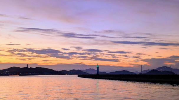 防波堤の先に広がる夕暮れ-02 防波堤の先に広がる夕暮れ-02 今治市,今治港,海の写真素材