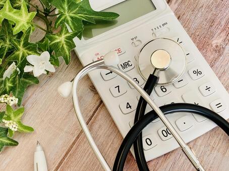 白い電卓と聴診器 聴診器,電卓,医療費の写真素材