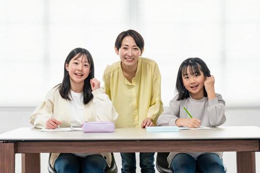 勉強を教える女性 宿題,勉強,家庭教師の写真素材