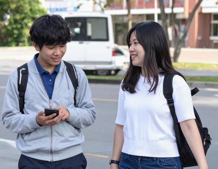 登下校中の高校生男女のイメージ 登下校中の高校生男女のイメージの写真