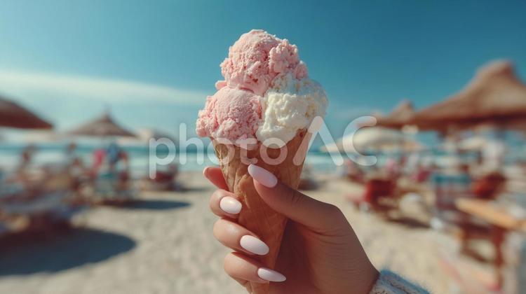 夏の海辺で味わうアイスクリーム アイスクリーム,バニラ,いちごの写真素材