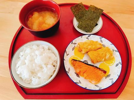 焼き鮭と卵の朝食 朝食,和食,焼鮭の写真素材
