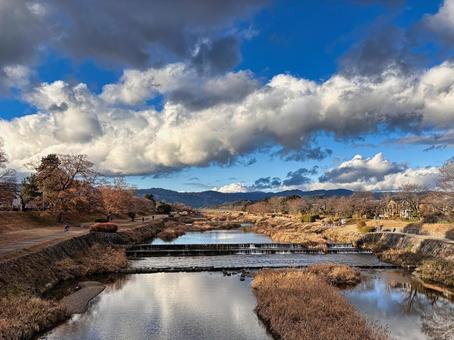冬空の鴨川 空,風景,冬の空の写真素材