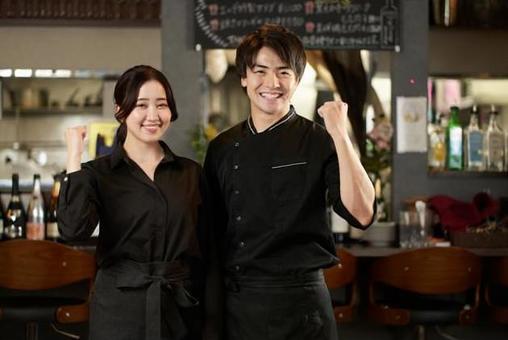 在餐館工作的亞洲男人和女人 在餐館工作的亞洲男人和女人