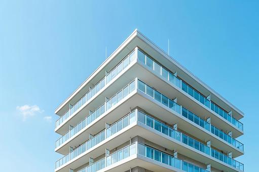 青空に映える新築マンションの外観の写真