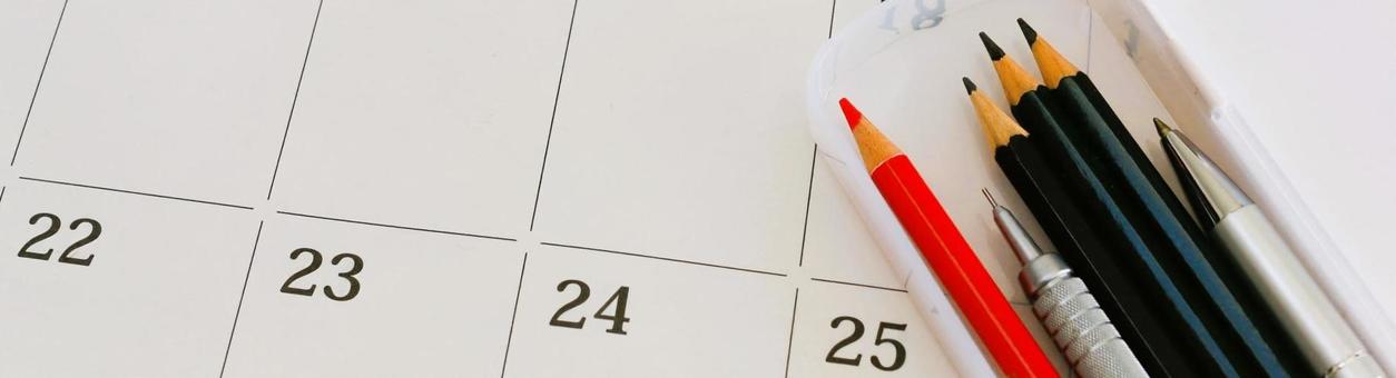 文房具とカレンダー　バナー　文字スペース ビジネス,バナー,カレンダーの写真素材