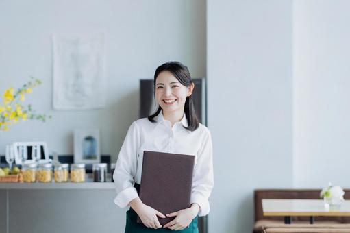 カフェで働く若い女性 カフェで働く若い女性の写真