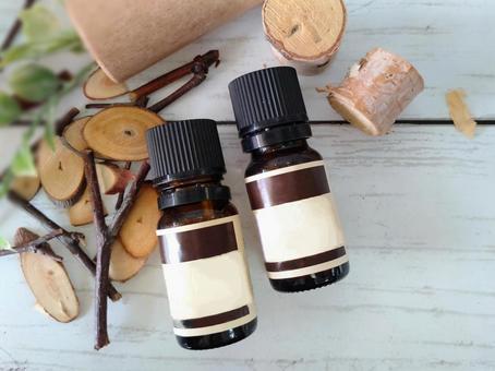 ラベル付き寝かせたボトル ウッディな精油 アロマ,アロマオイル,ボトルの写真素材