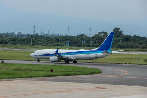 光を反射する米子空港 光を反射する米子空港 飛行機,航空機,旅客機の写真素材