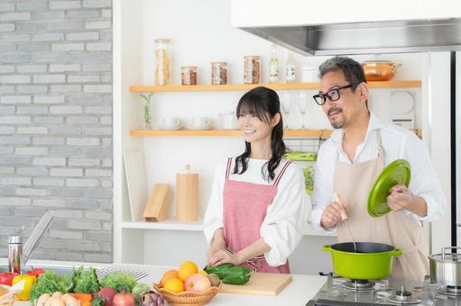 キッチンで料理を作るミドルの夫婦 キッチンで料理を作るミドルの夫婦 料理,夫婦,ミドルの写真素材