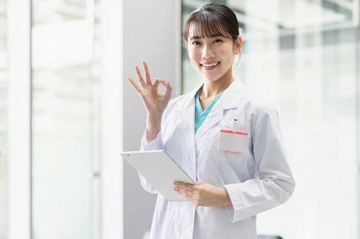 病院で働く若い女性医師 病院で働く若い女性医師 女性,看護師,ナースの写真素材