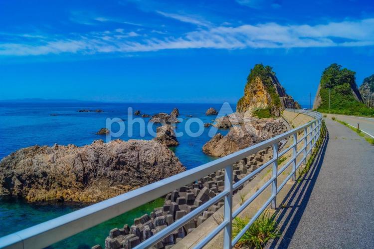 岩場と澄んだ海 道路,海沿い,海の写真素材