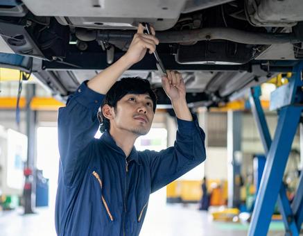 働く人・自動車整備工場の若者 働く人・自動車整備工場の若者の写真