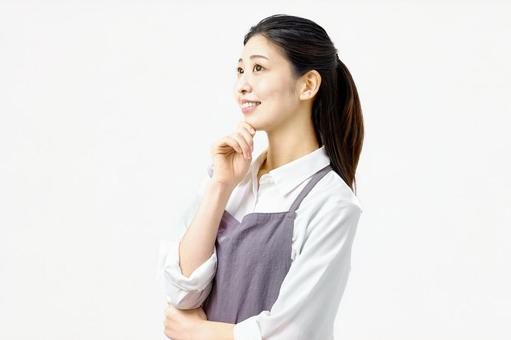 考える主婦 エプロンの女性 考える主婦 エプロンの女性 主婦,考える,エプロンの写真素材